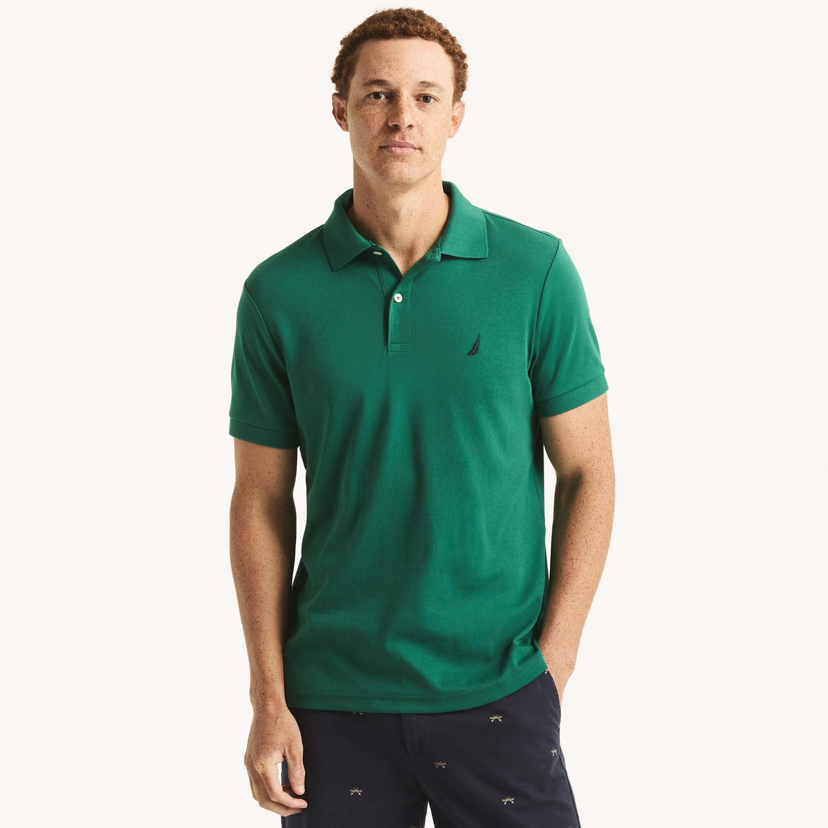 Polo de corte ajustado