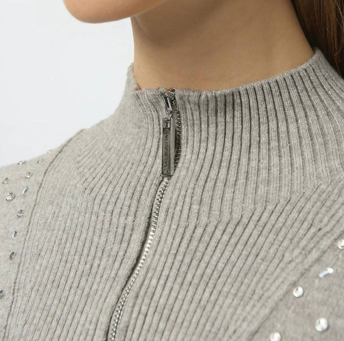 Suéter con cuello alto color gris