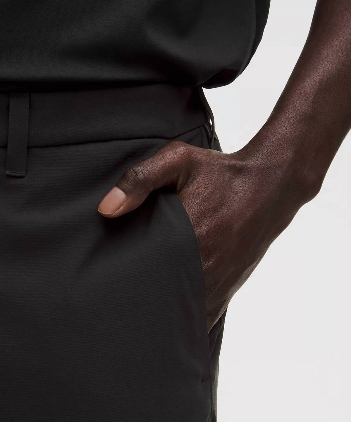 Pantalón de corte ajustado color negro