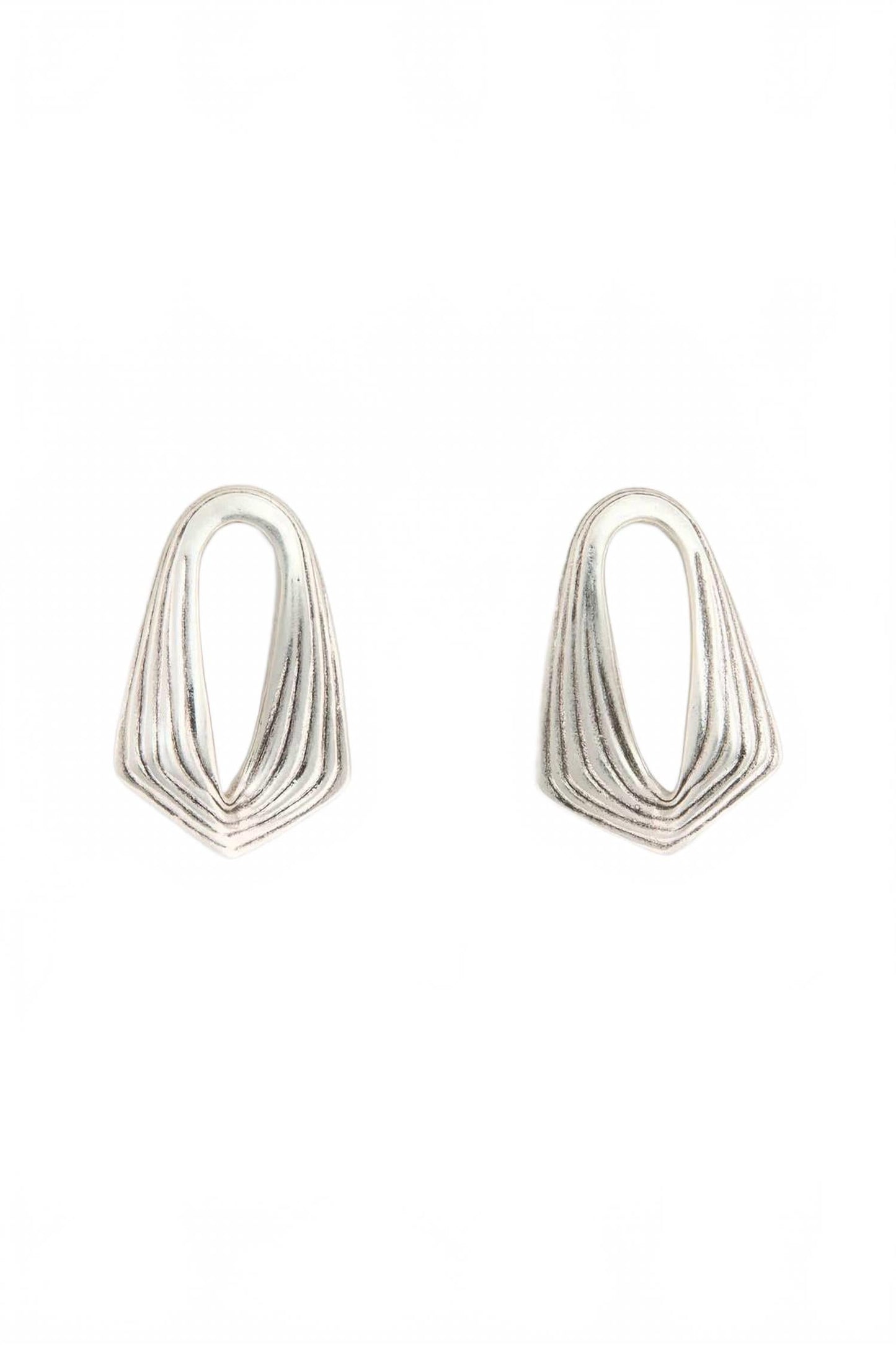 Aretes de mujer color plateado