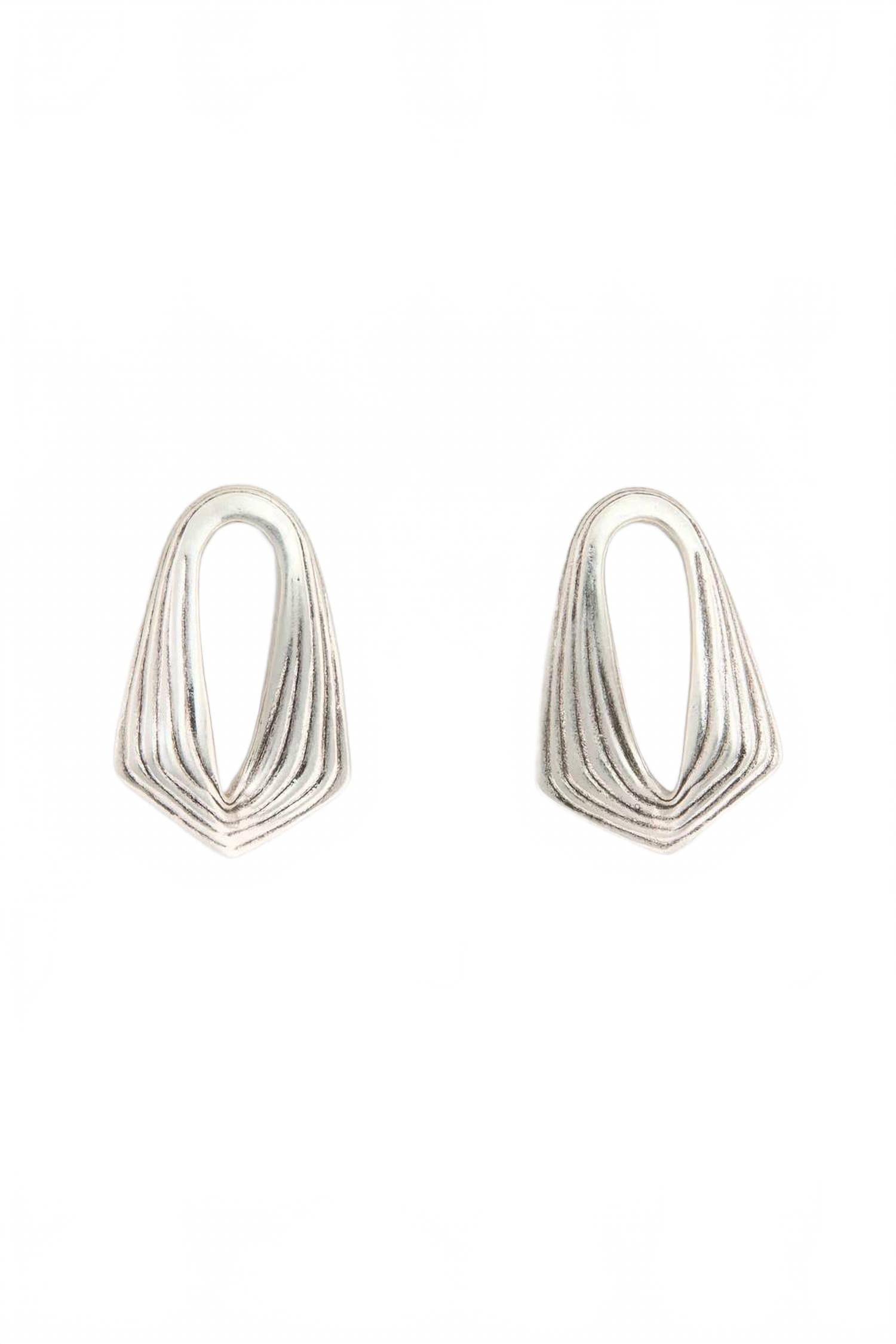 Aretes de mujer color plateado