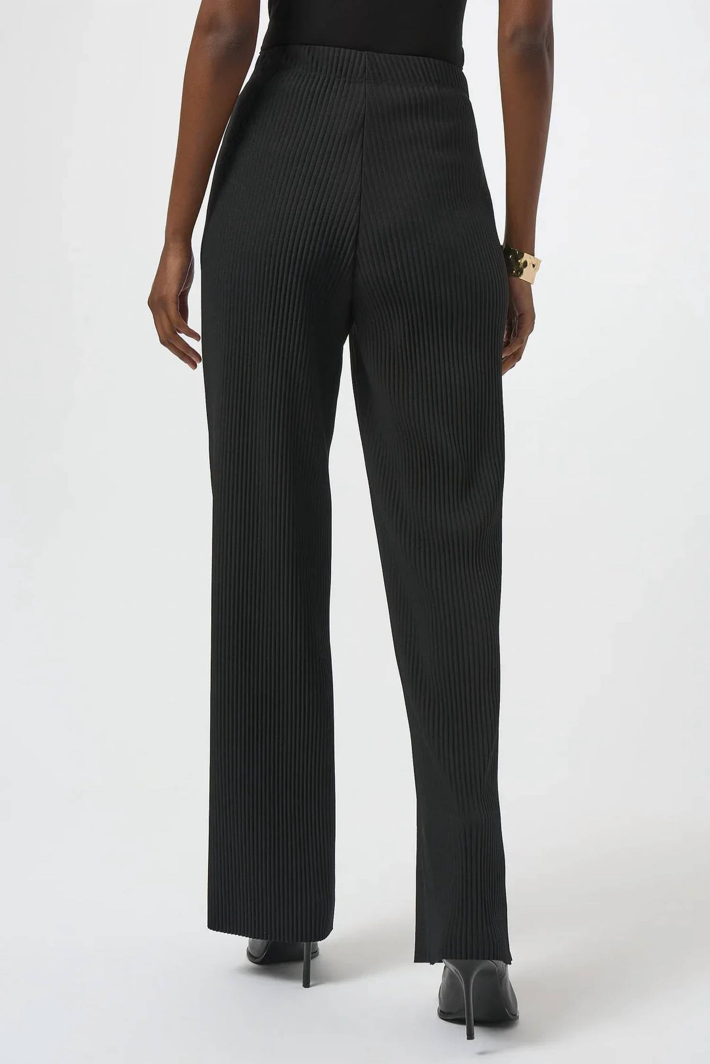 Pantalón de pierna ancha con pliegues color negro