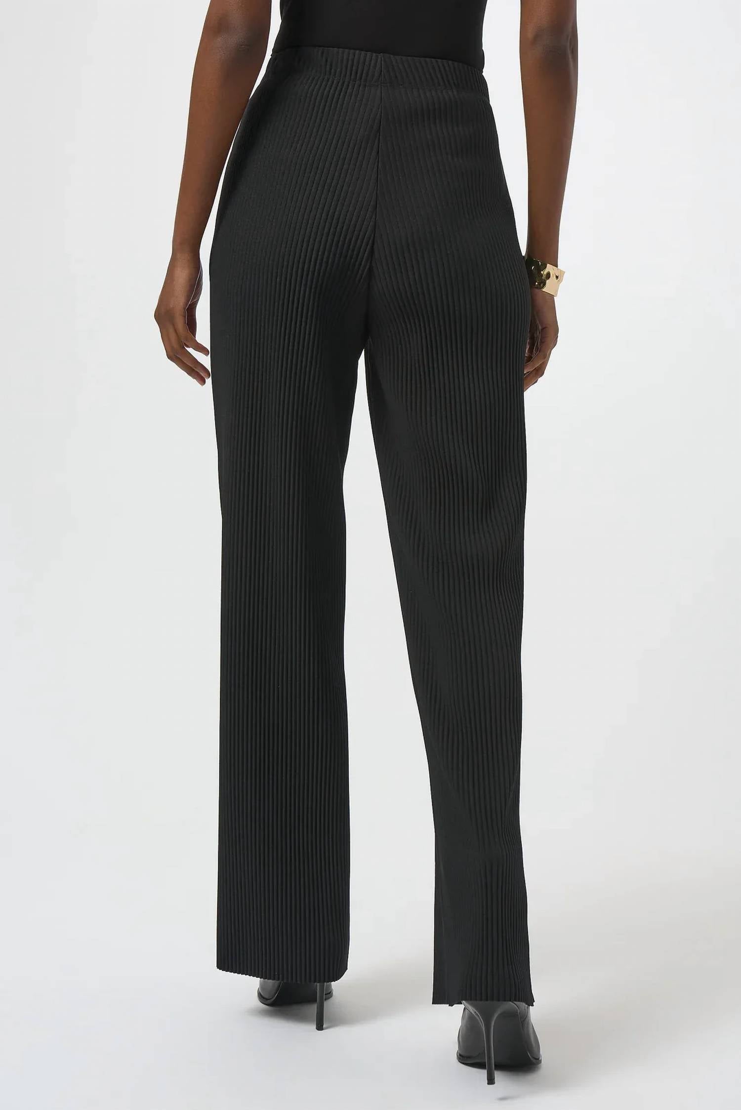 Pantalón de pierna ancha con pliegues color negro