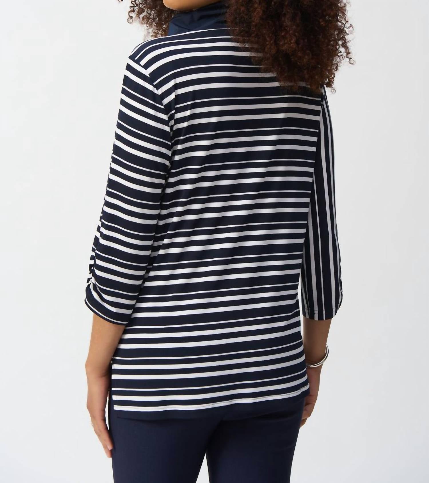 Top a rayas color azul marino y blanco