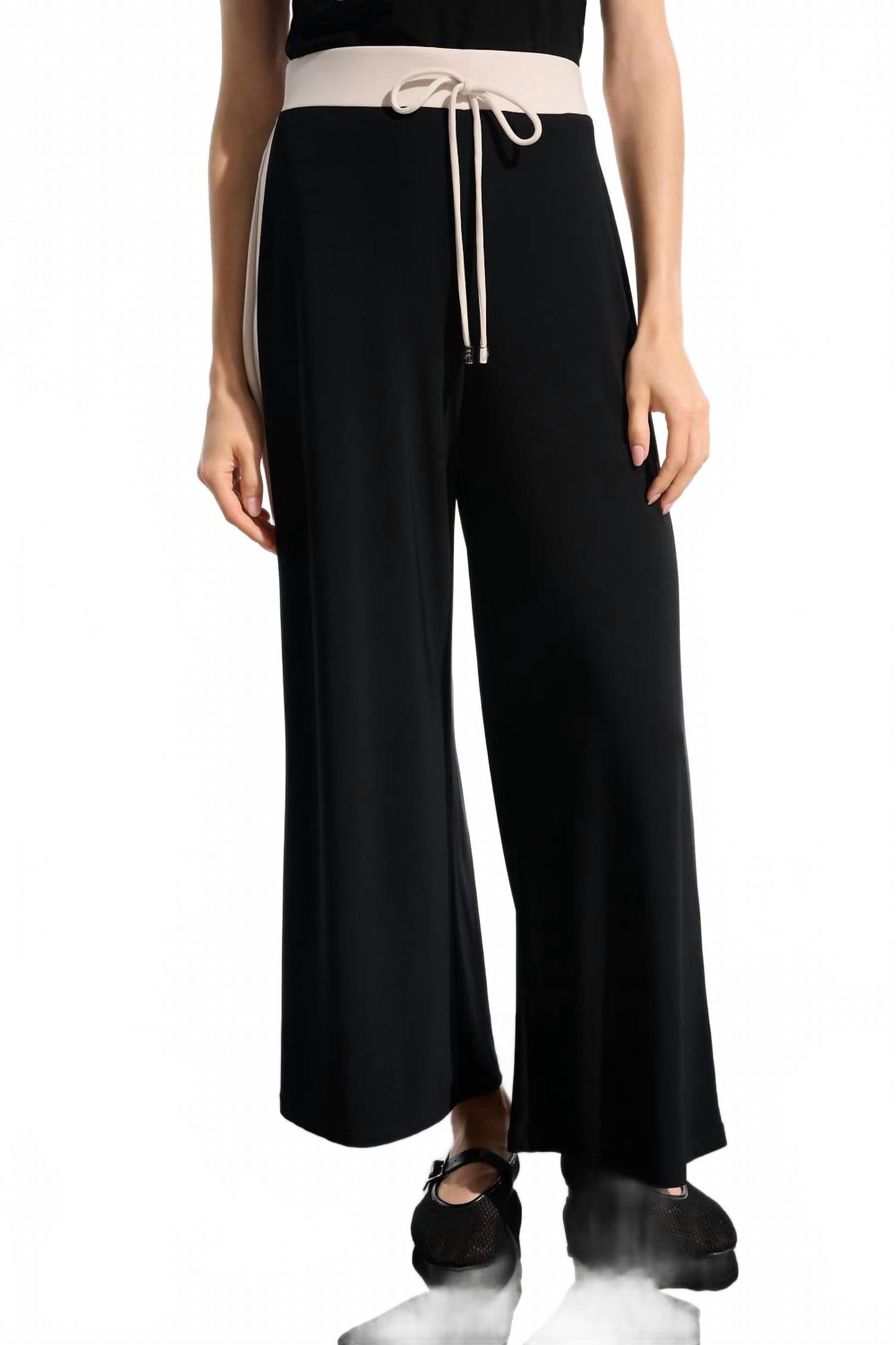 Pantalón de pierna ancha color negro