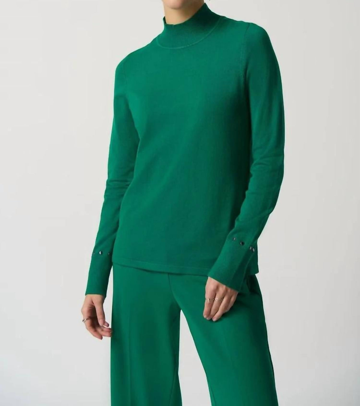 Suéter con cuello alto color verde