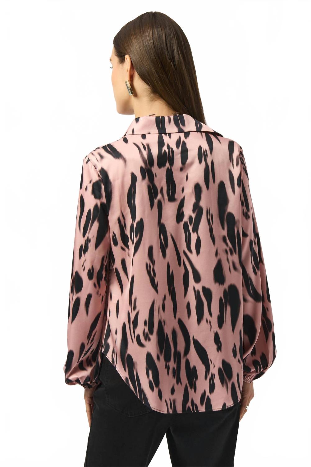 Top de satén con estampado animal color negro y rosado