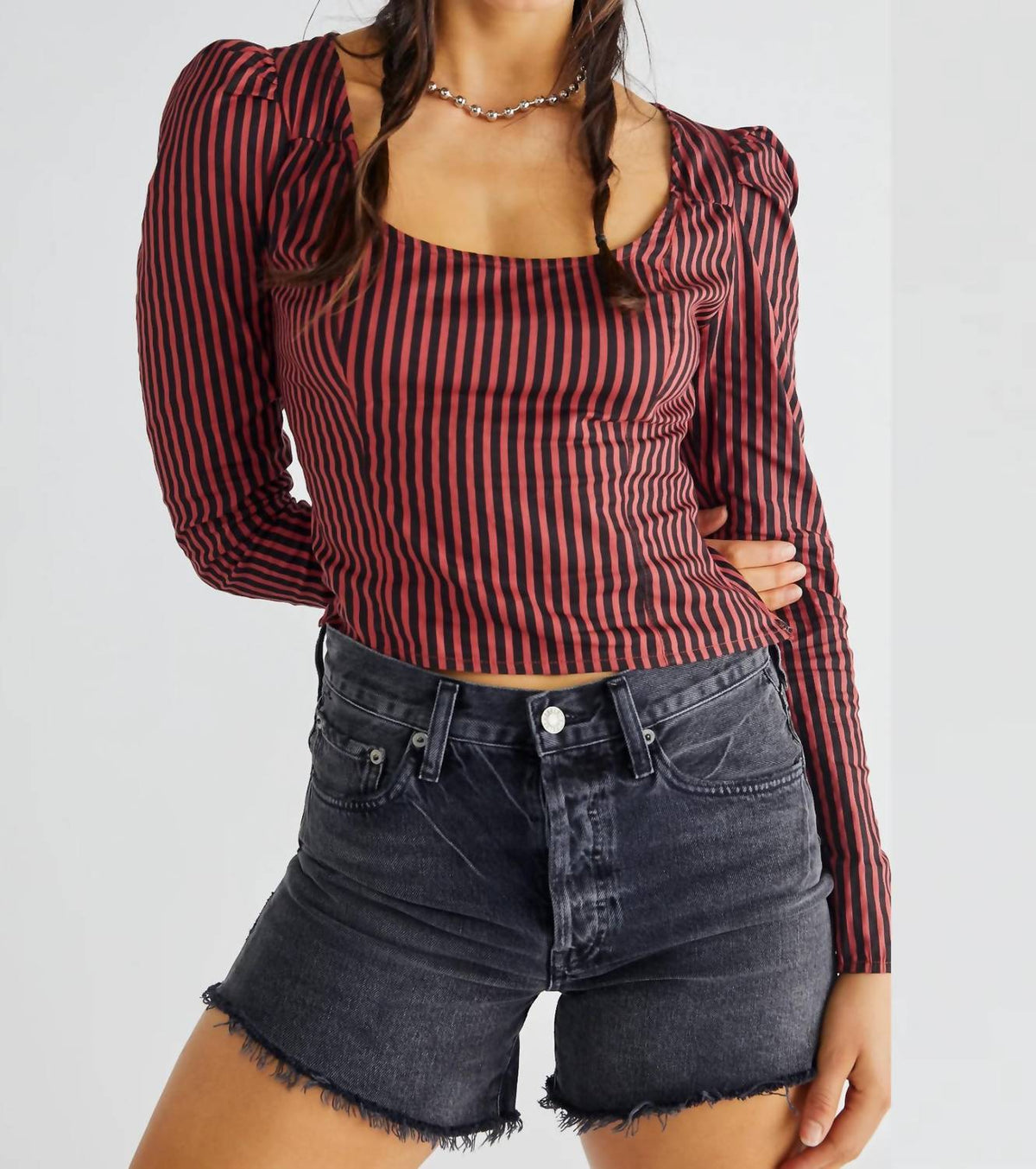 Top a rayas color negro y rojo