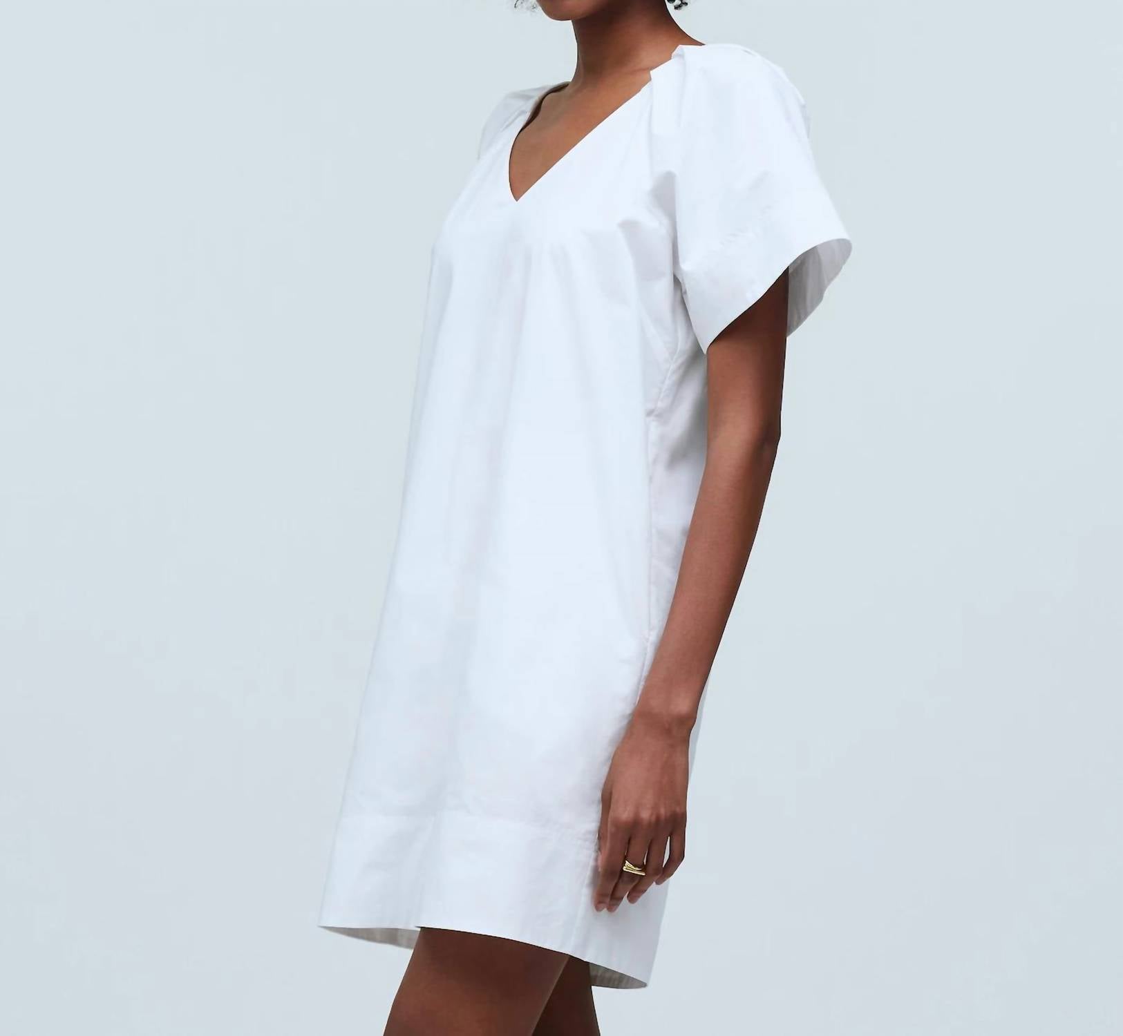 Vestido corto con cuello en V color blanco