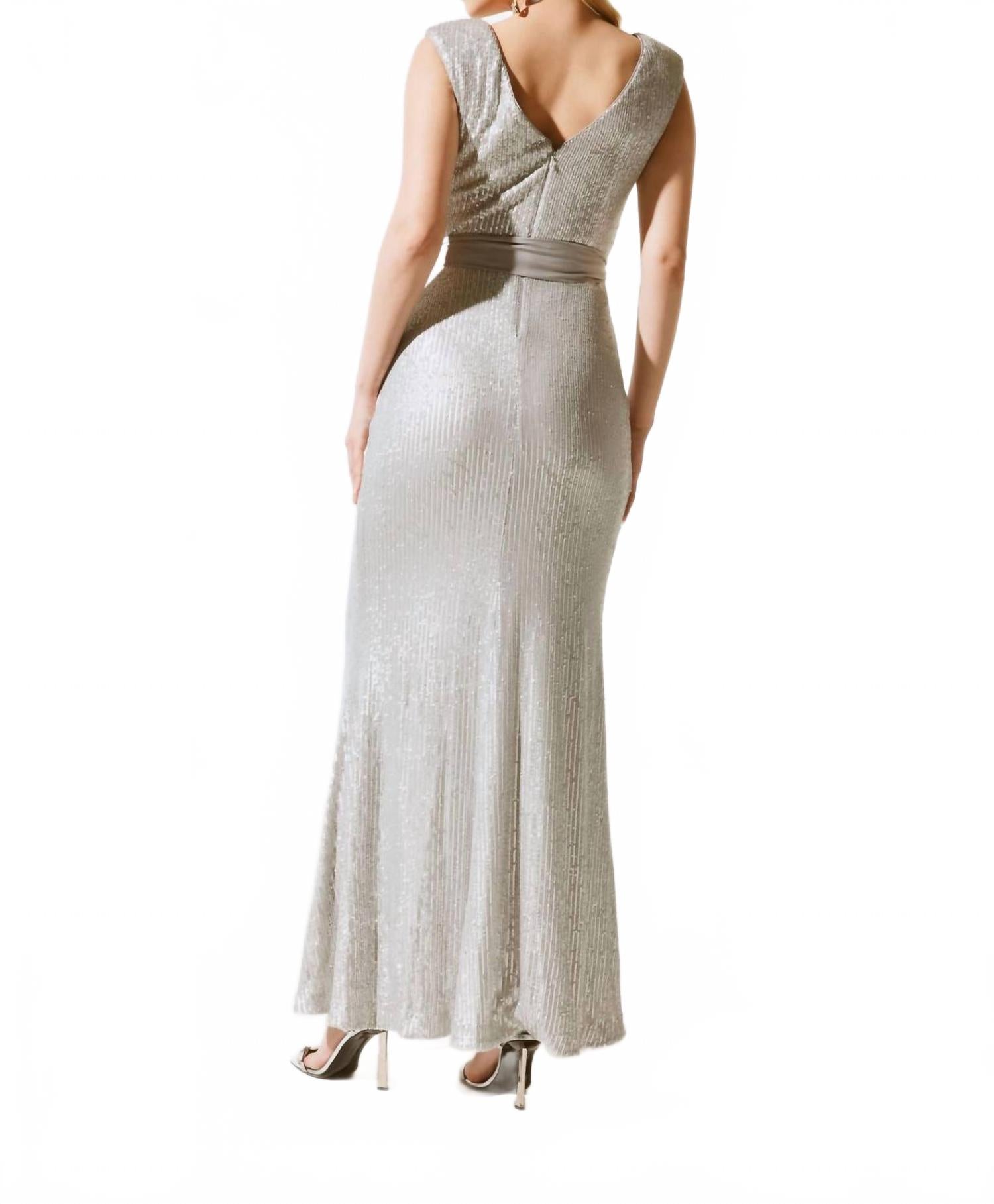 Vestido de mujer con lentejuelas color plateado