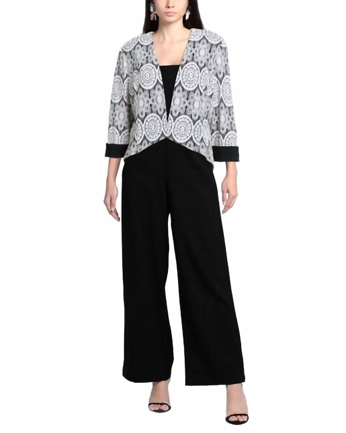 Chaqueta con estampado floral con bordado color negro y blanco
