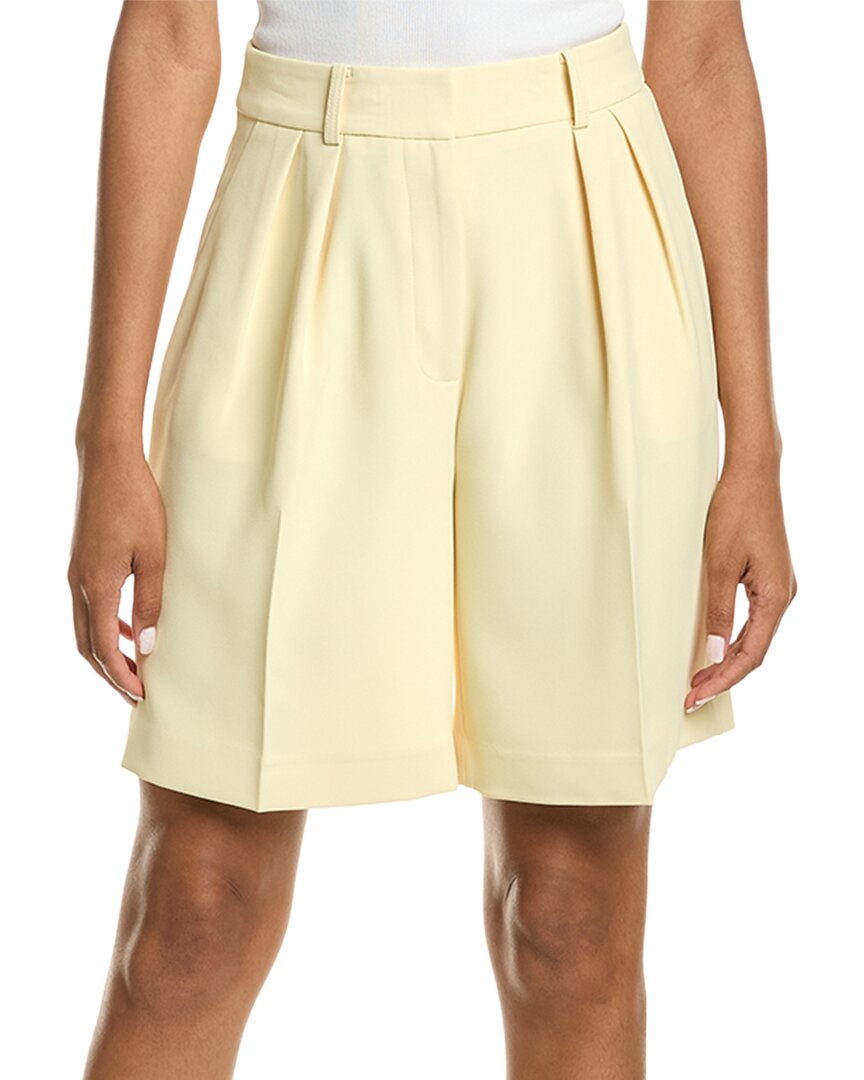 Short con pliegues