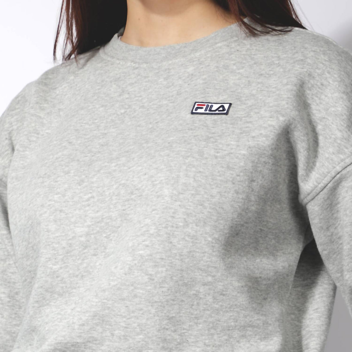 Buzo con cuello redondo color gris