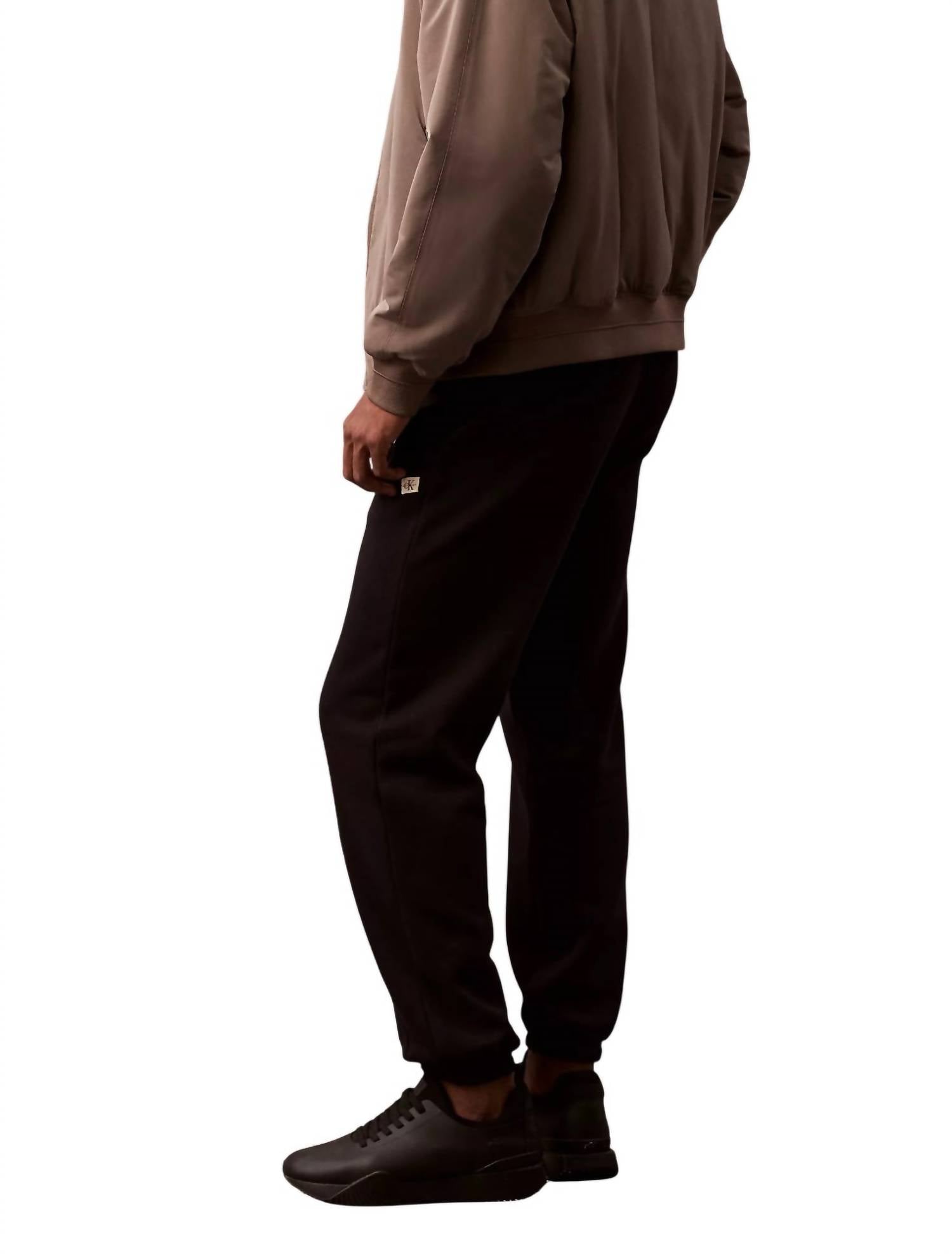 Pantalón deportivo color negro