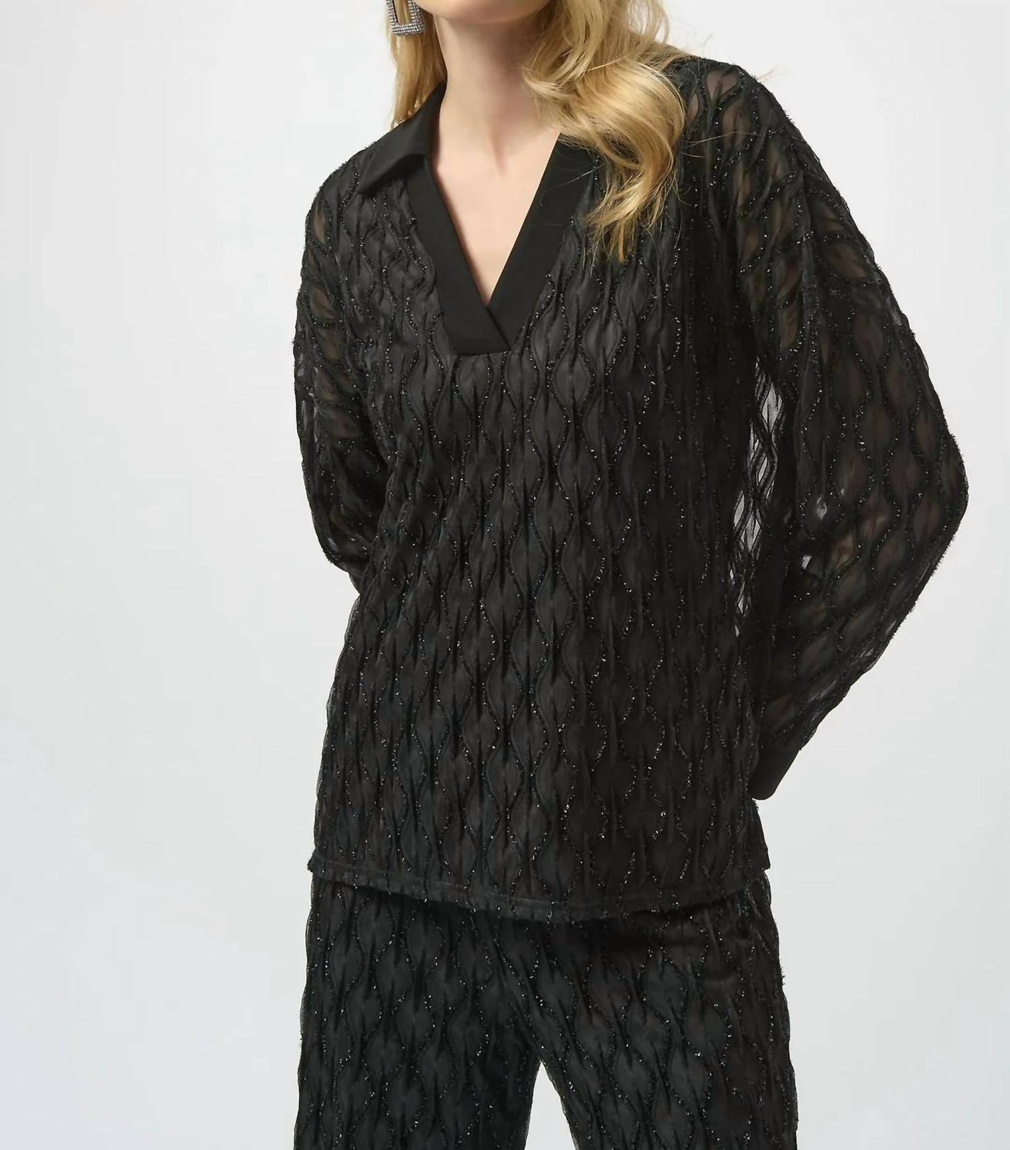 Top de manga larga con cuello en V color negro