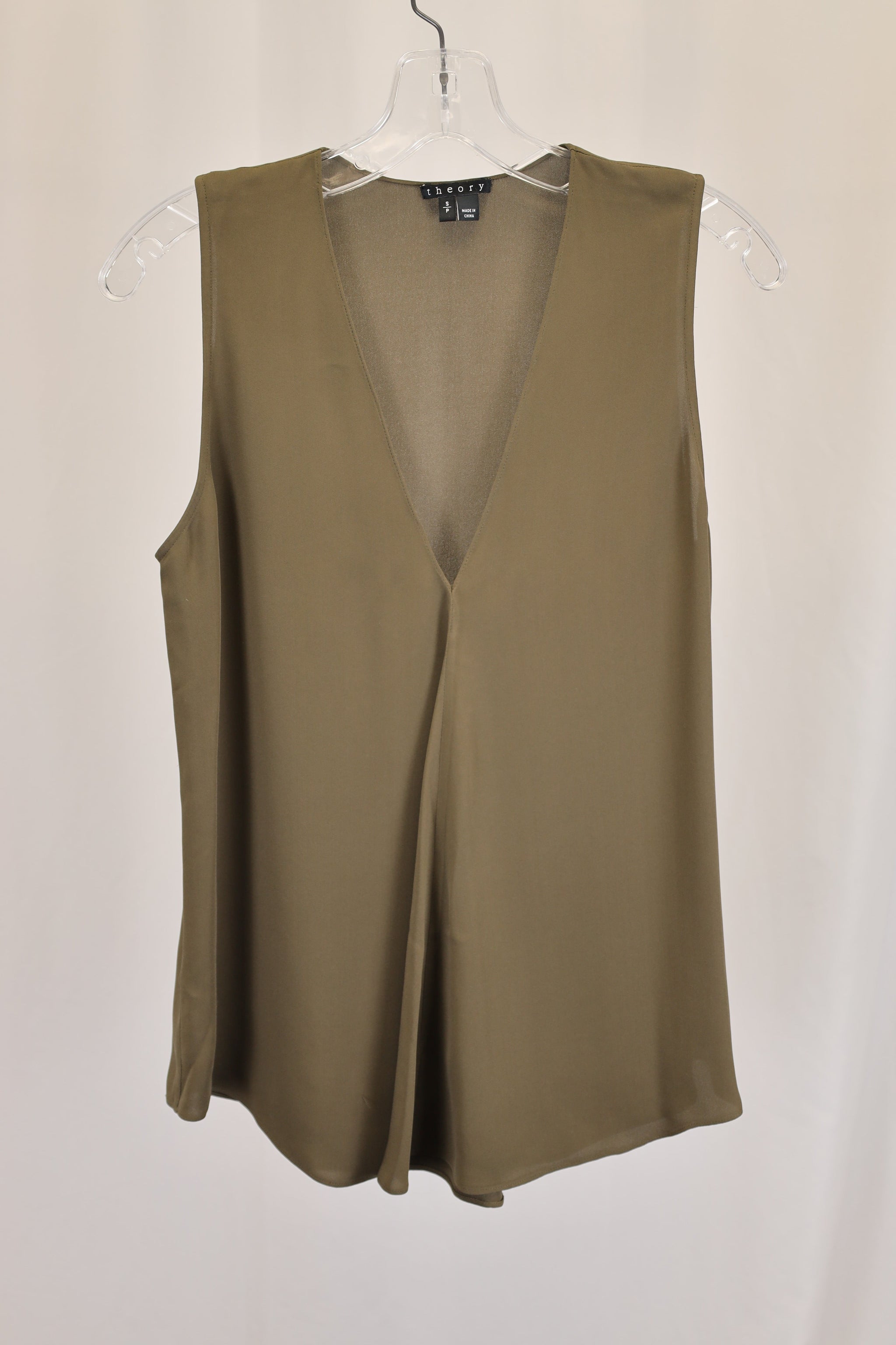 Camiseta sin mangas de seda con cuello en V color verde