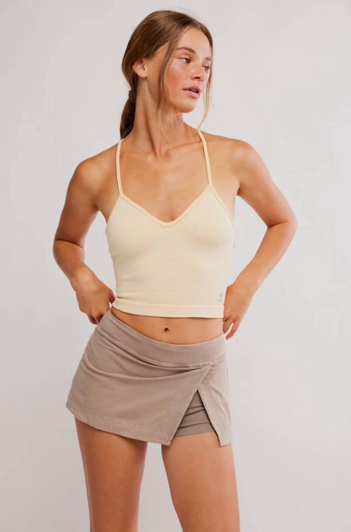Top con pliegues color amarillo
