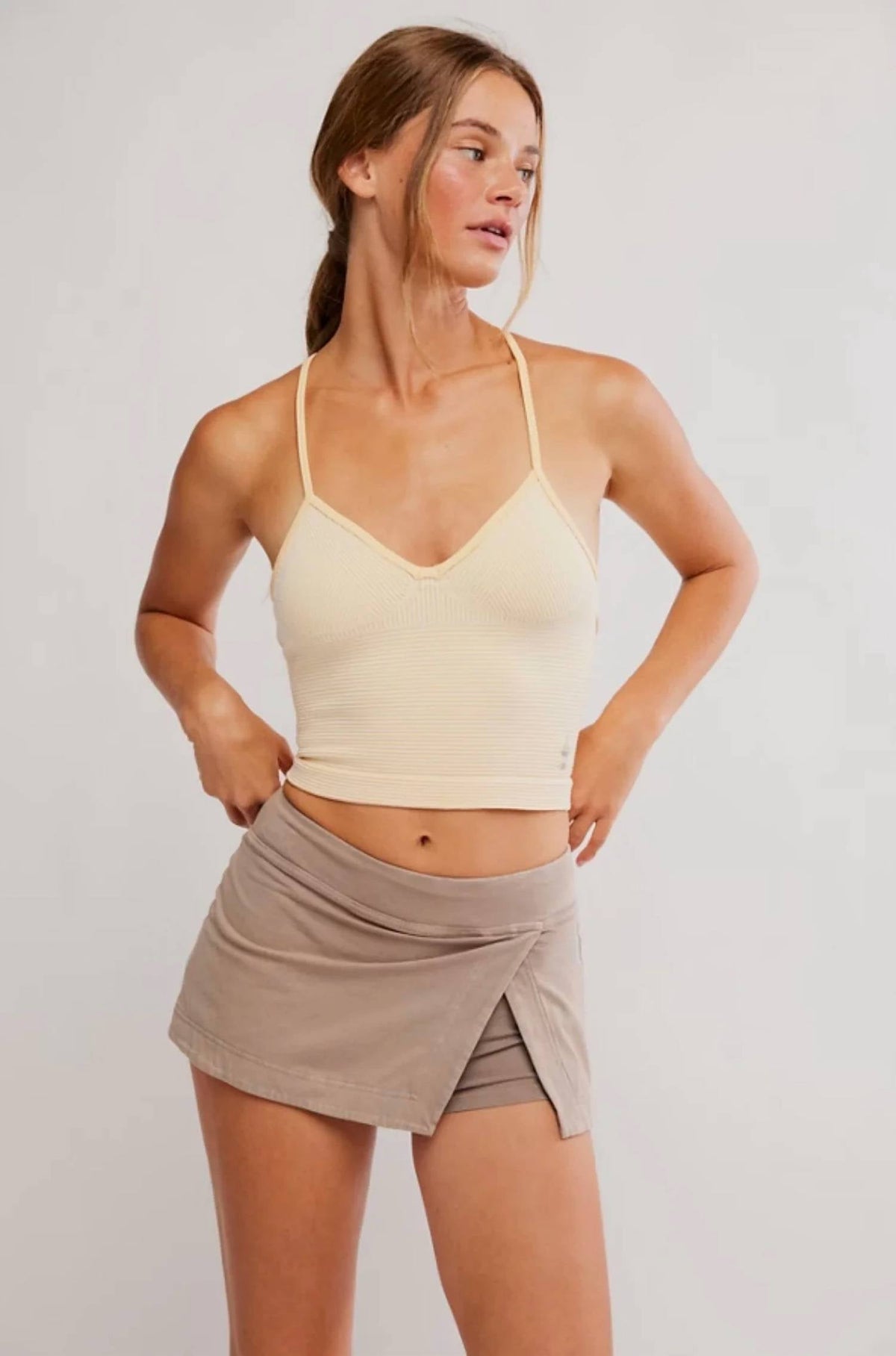 Top con pliegues color amarillo