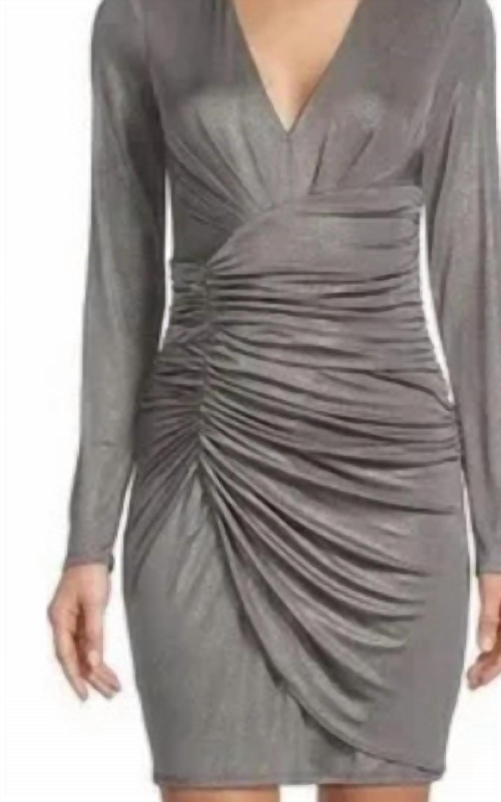 Vestido corto de manga larga color plateado