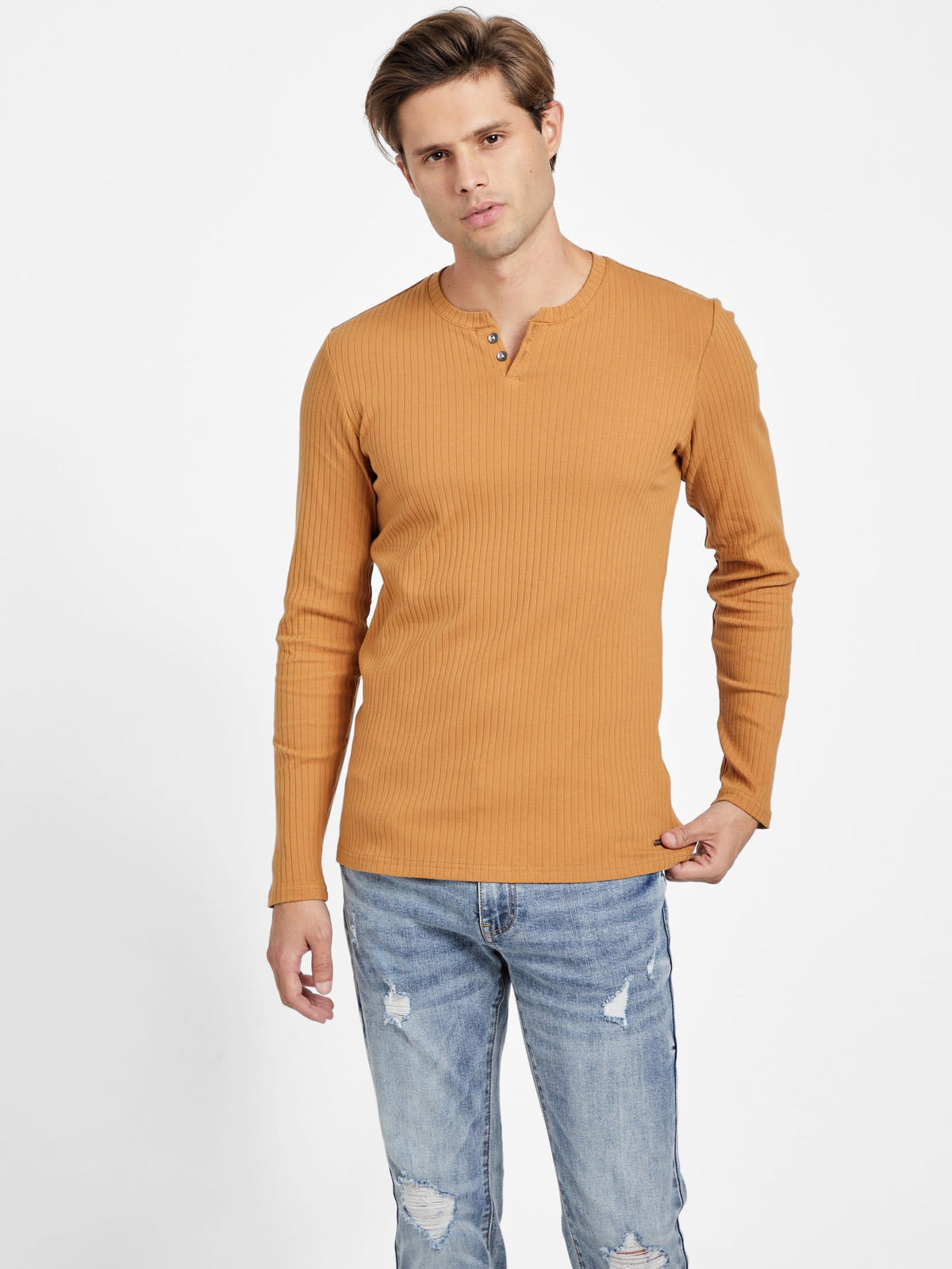 Camiseta con botones de manga larga