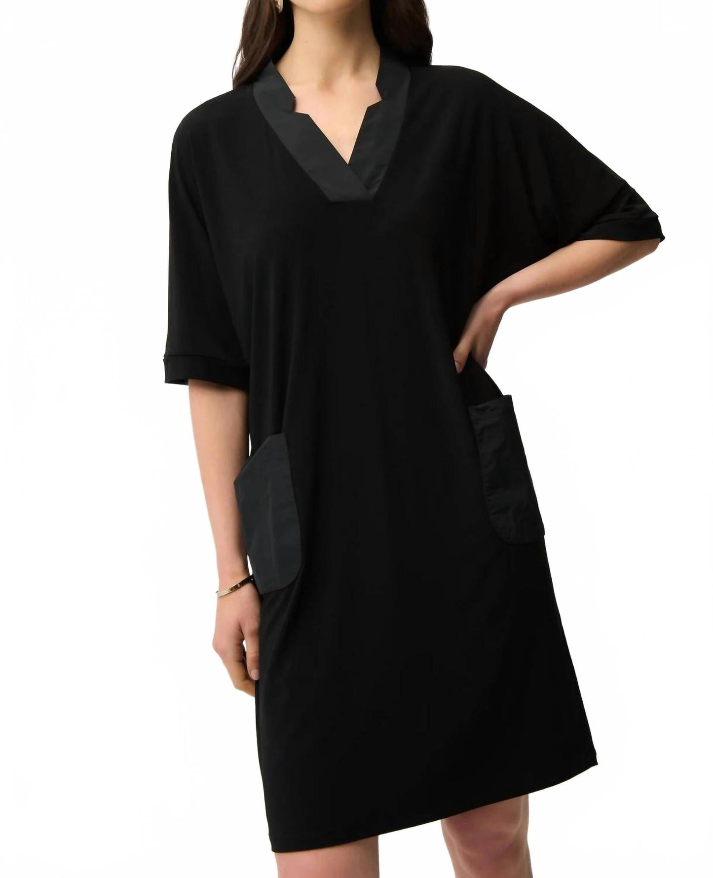 Vestido con cuello en V color negro