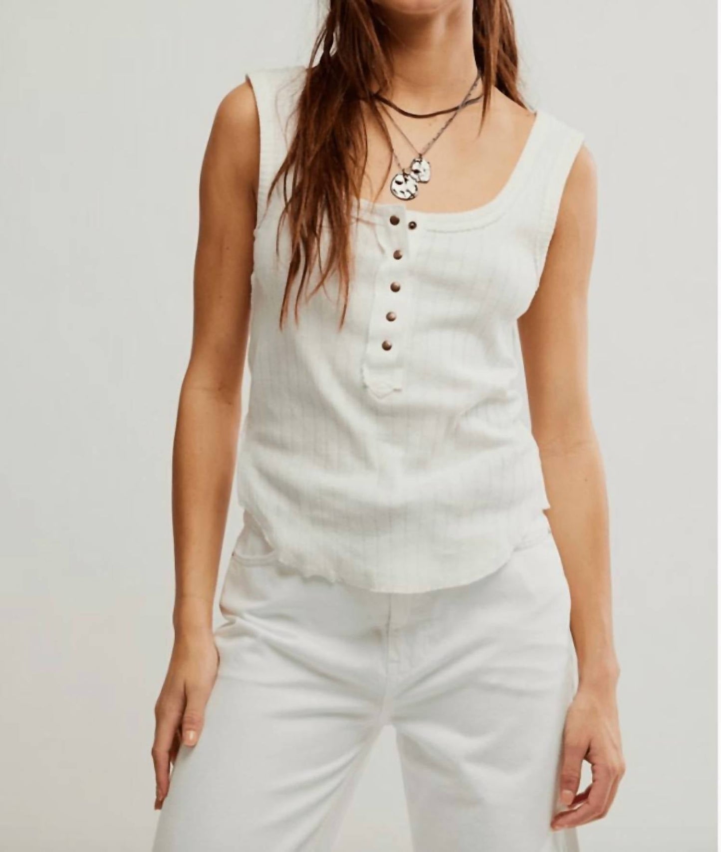 Camiseta con botones color blanco