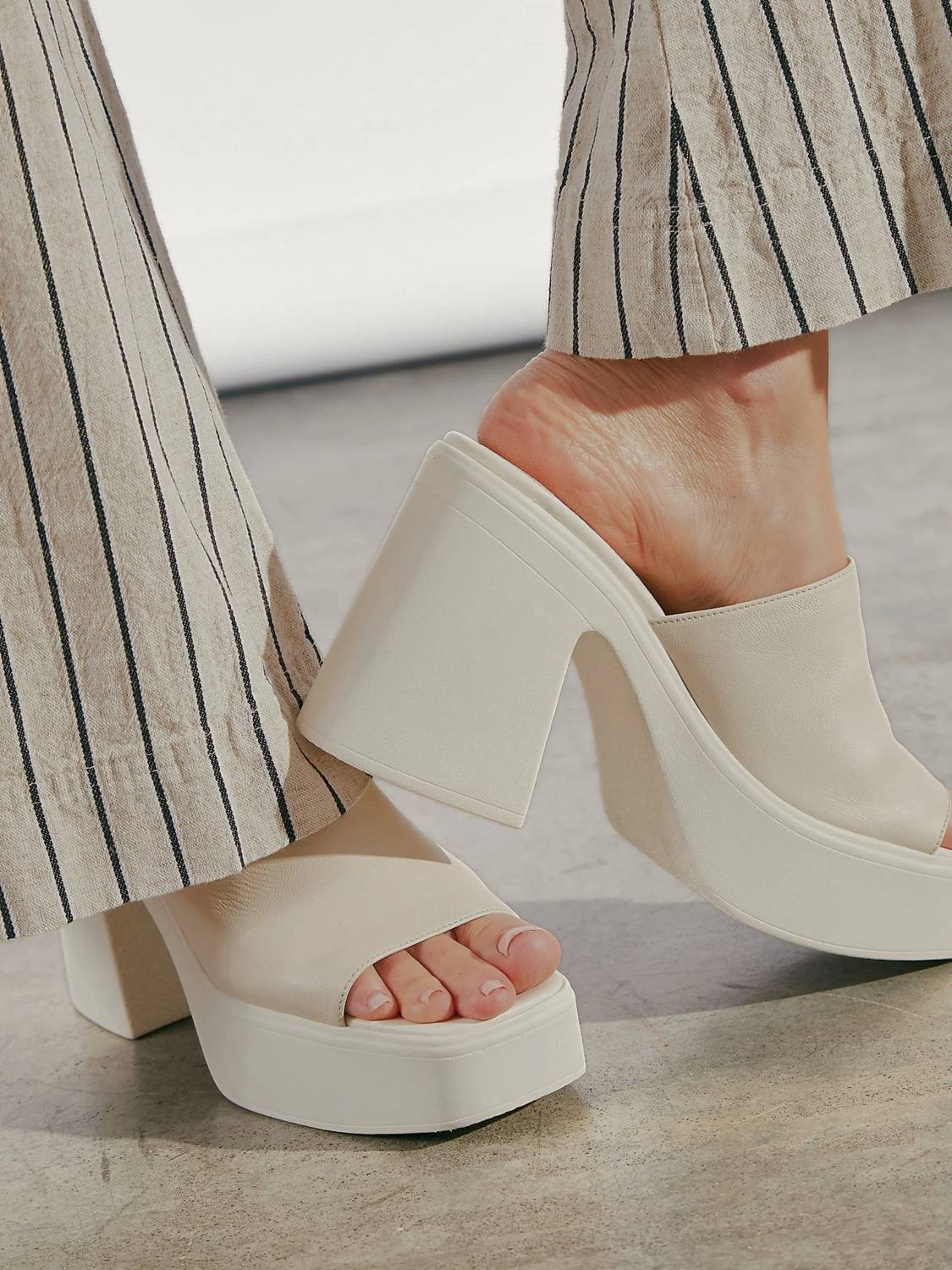 Sandalias de mujer de gamuza con plataforma