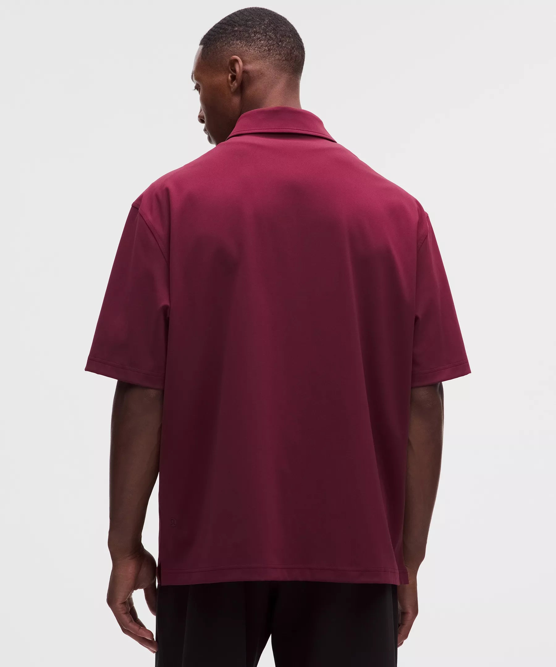 Polo de corte amplio
