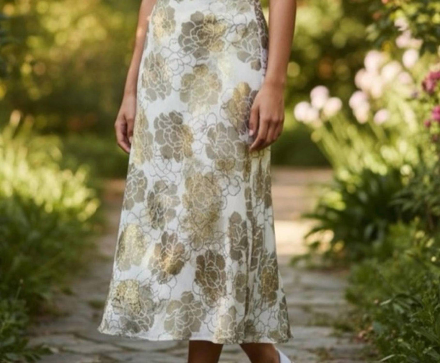 Falda midi con estampado floral color dorado y crema