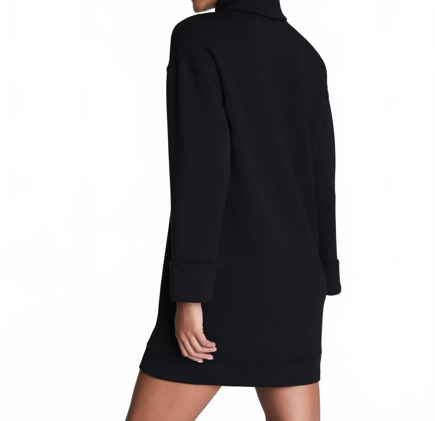 Vestido con cuello alto color negro
