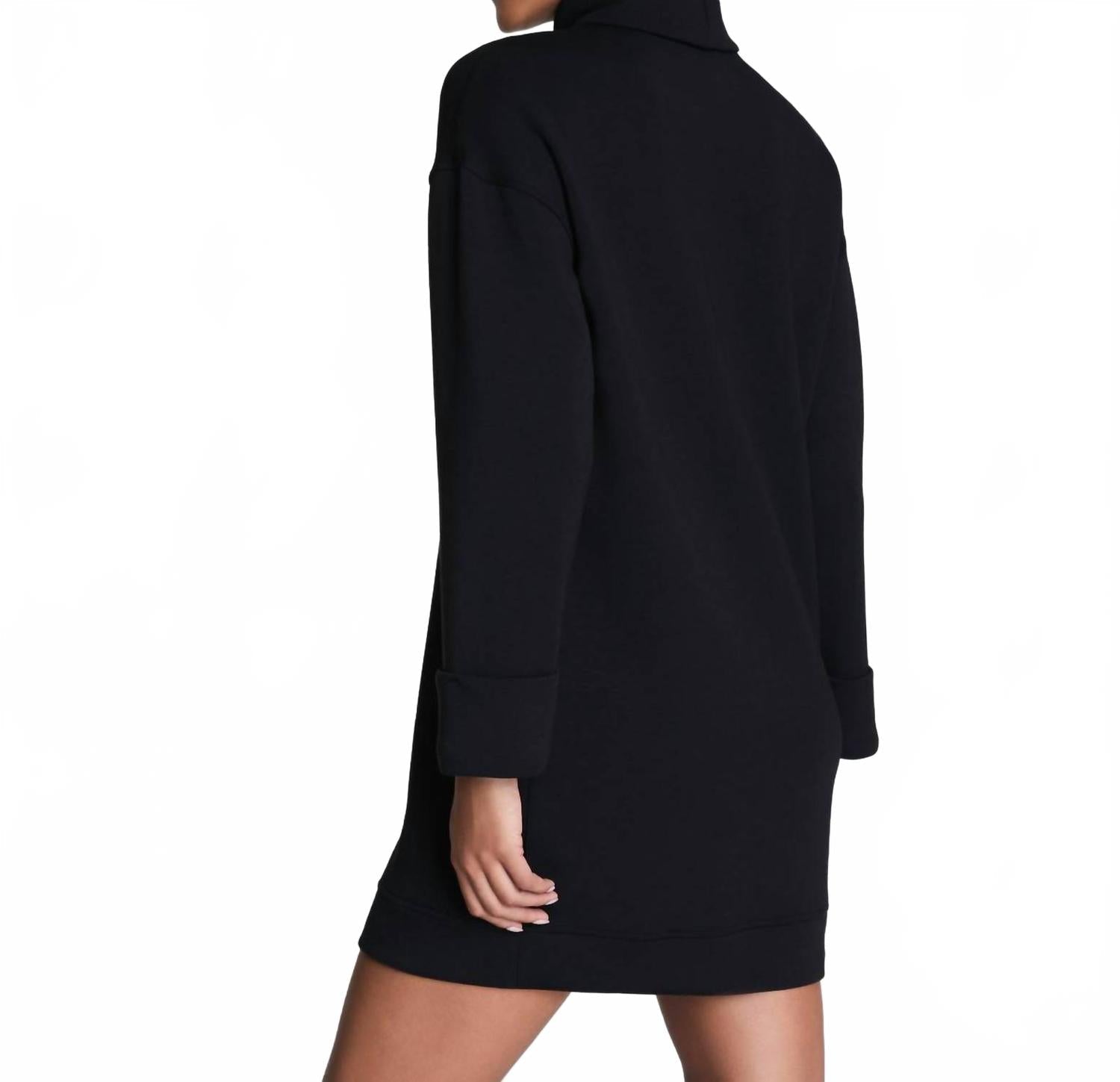 Vestido con cuello alto color negro
