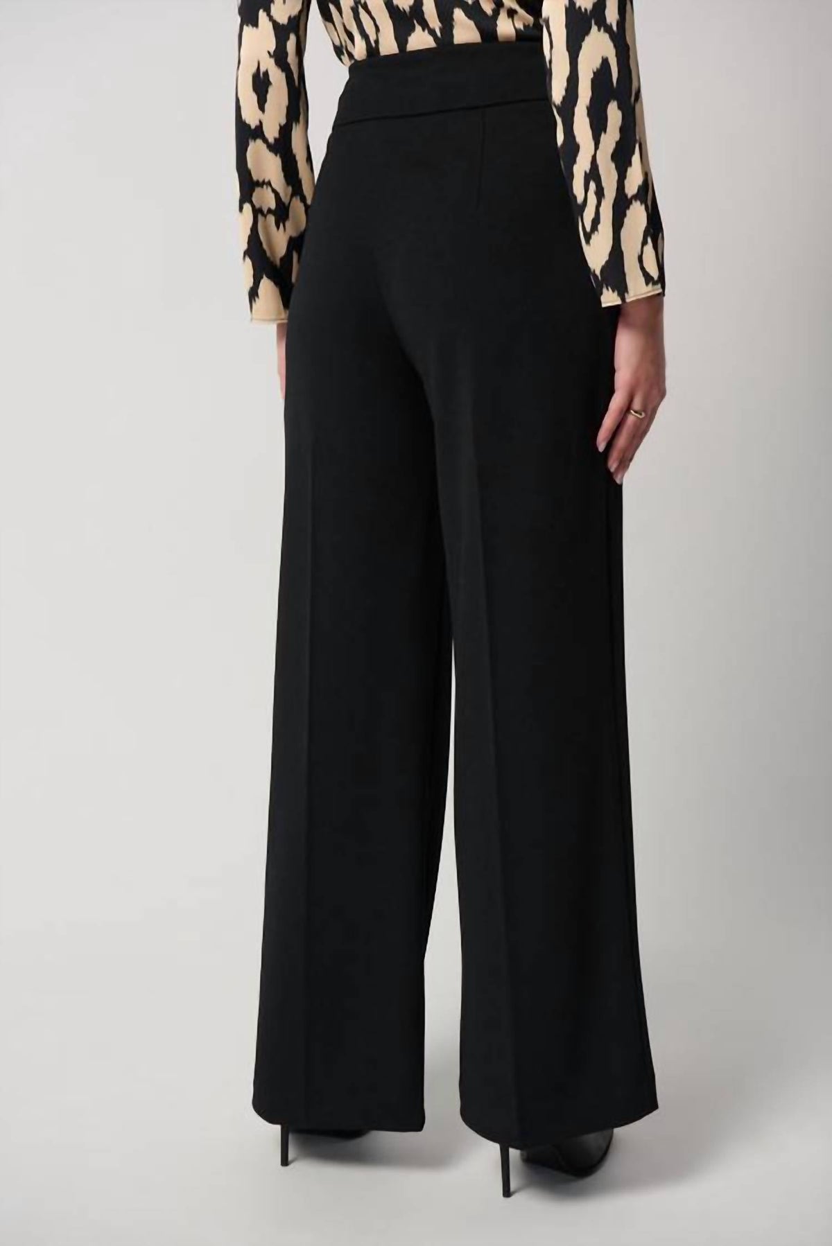 Pantalón de pierna ancha color negro