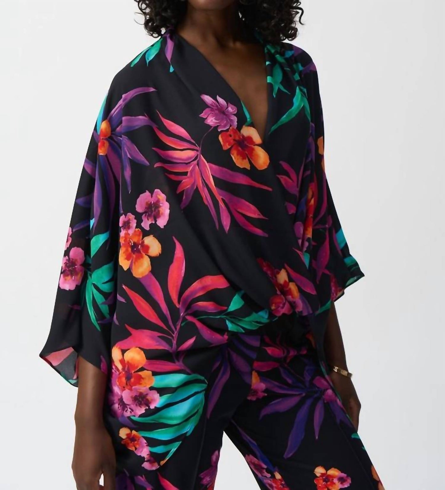 Suéter con cuello en V con estampado floral color negro
