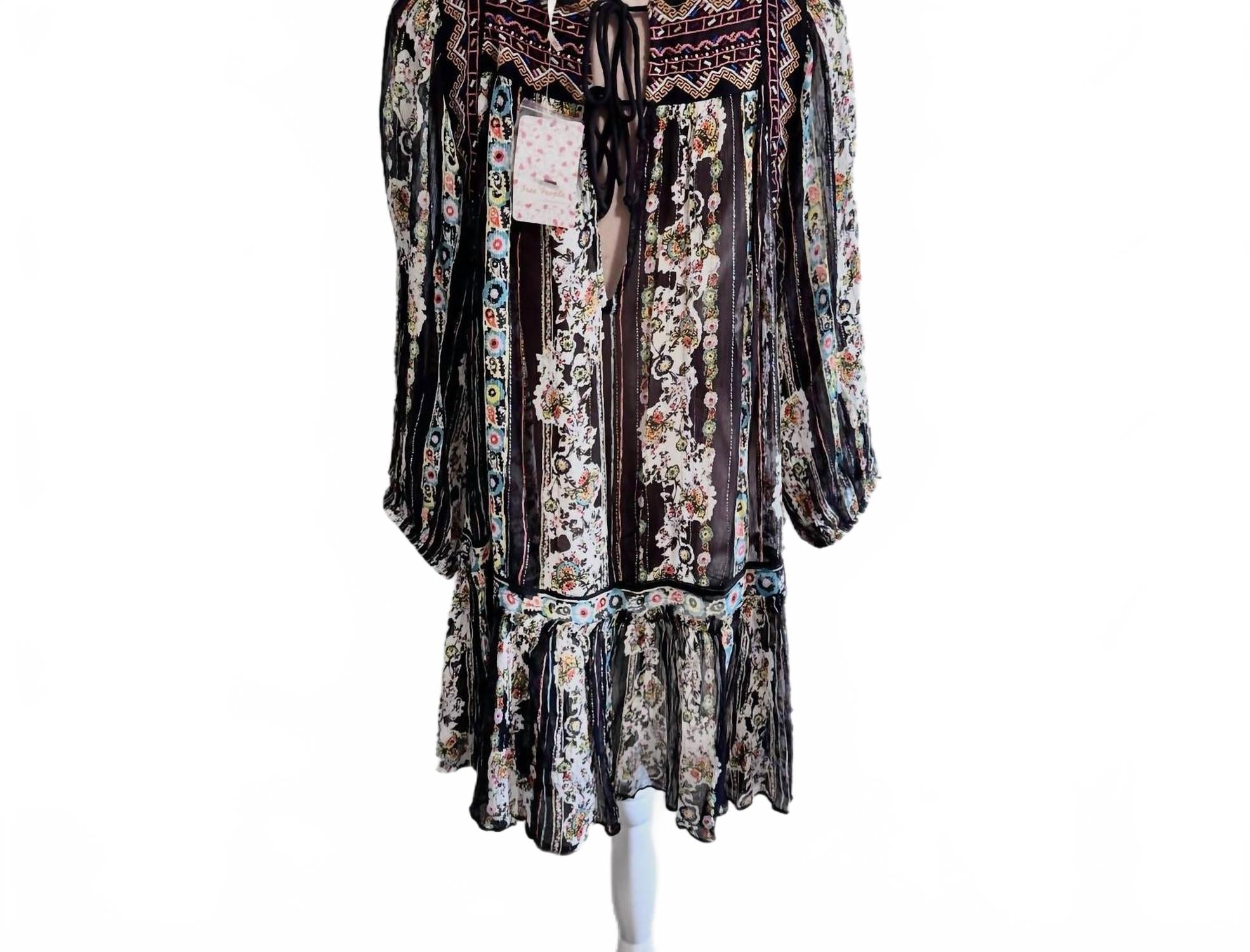 Vestido corto con estampado floral con bordado color negro