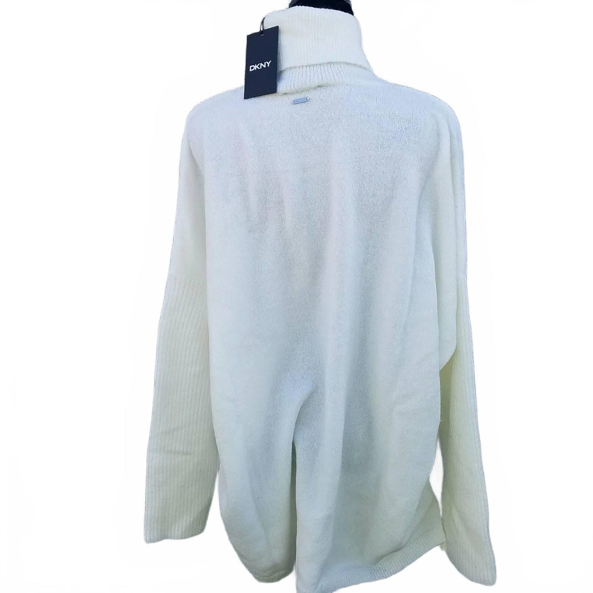 Suéter con cuello alto de corte amplio color marfil