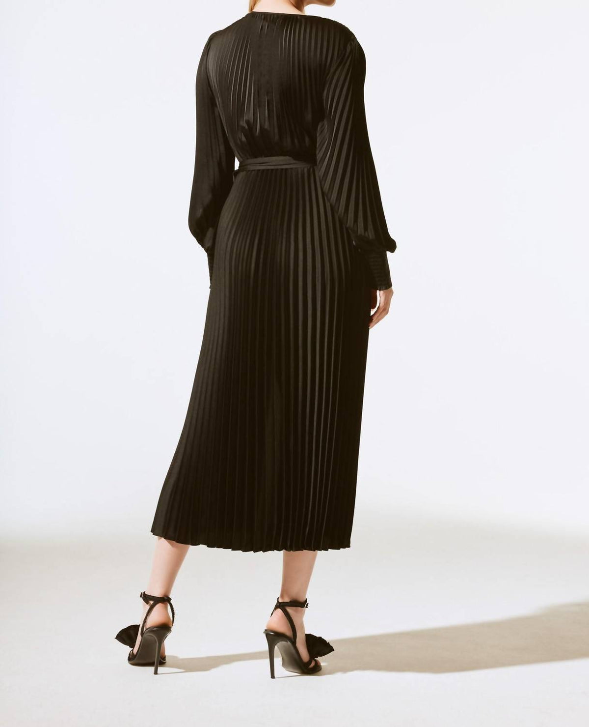 Vestido de satén midi con pliegues color negro
