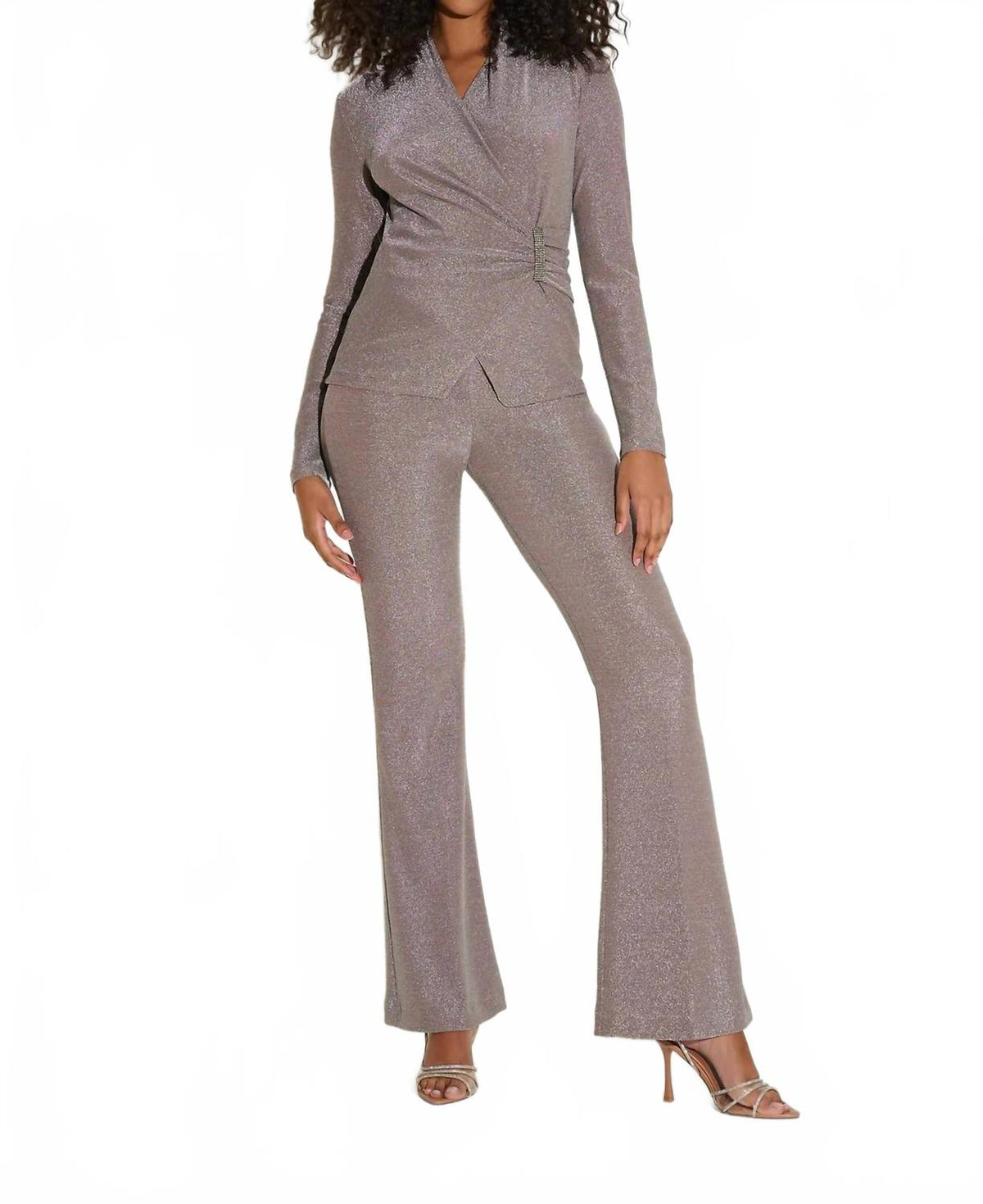 Top con cuello en V color taupe
