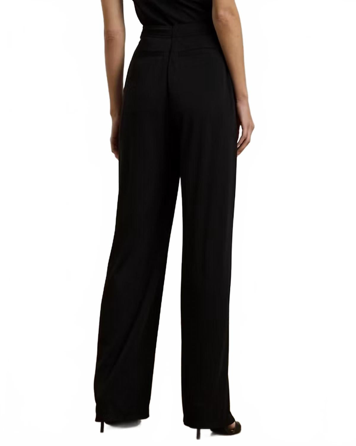 Pantalón de pierna ancha con pliegues color negro