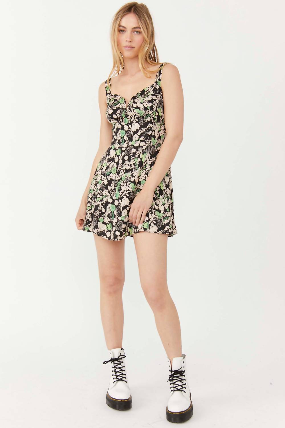 Vestido corto con estampado floral color negro