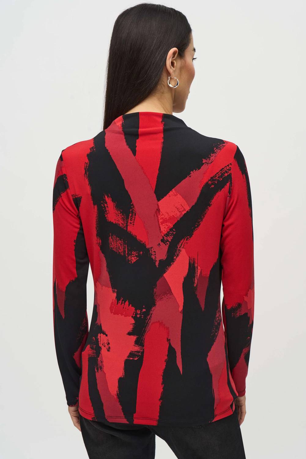 Top con cuello alto color negro y rojo