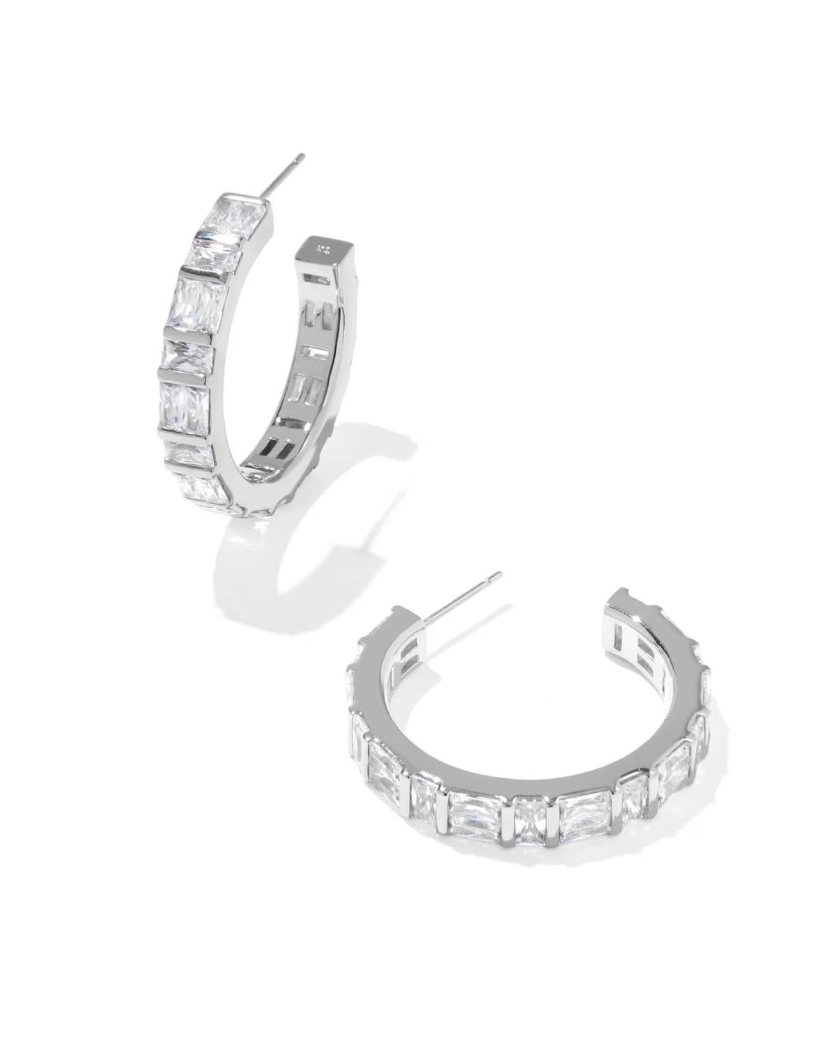 Aretes de mujer color plateado