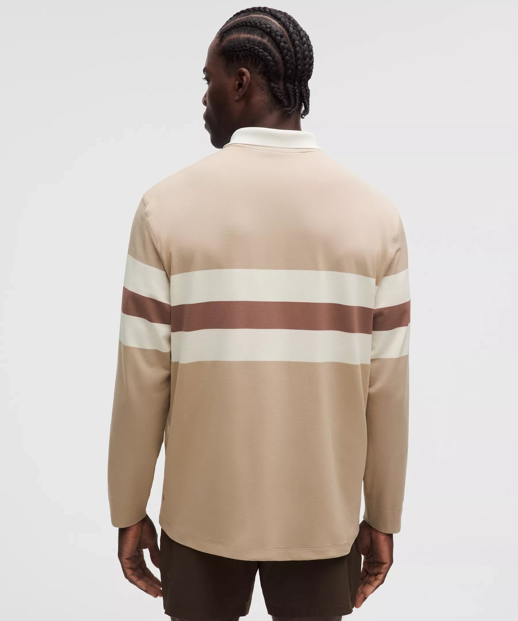 Polo de corte amplio