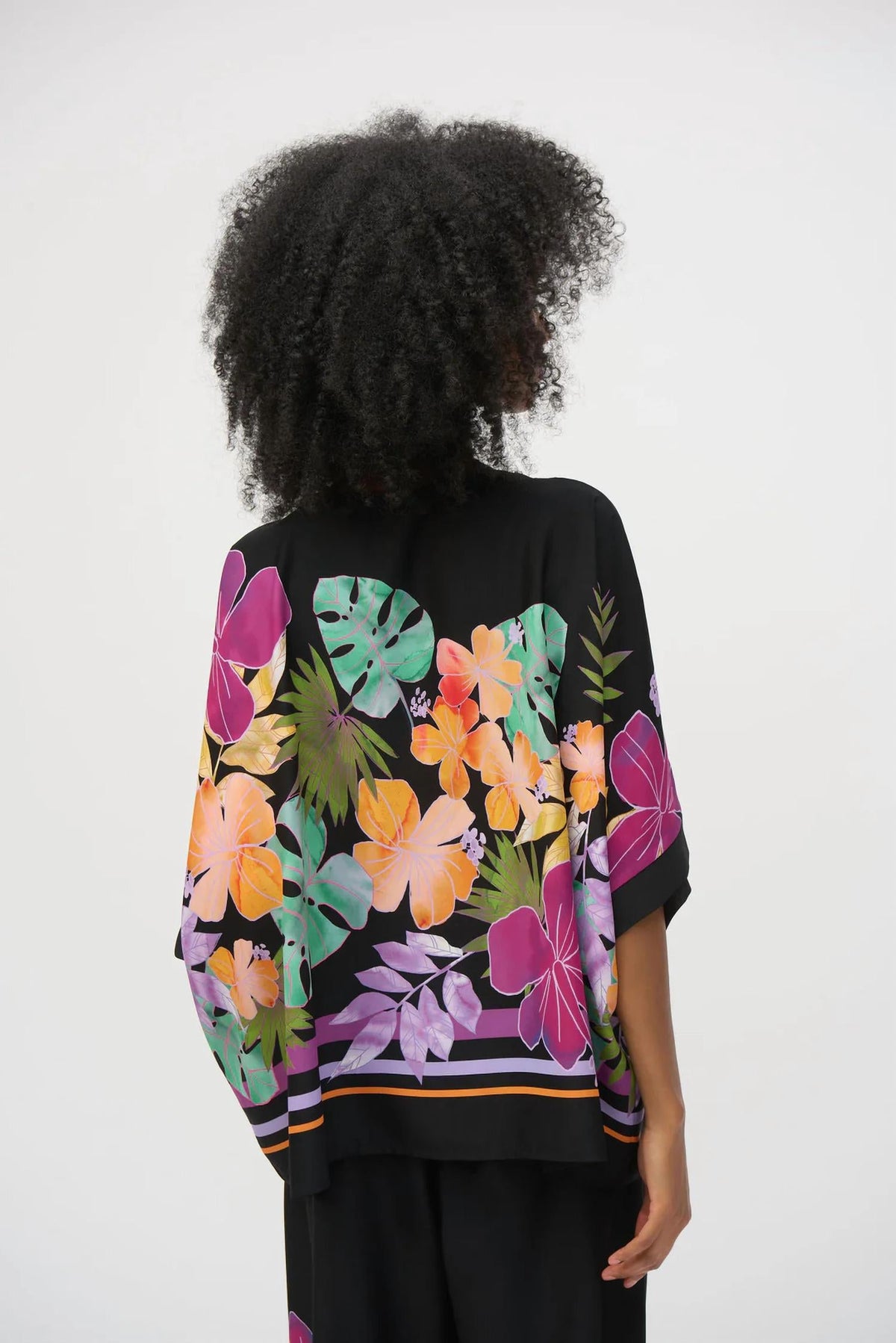 Top con estampado floral color negro
