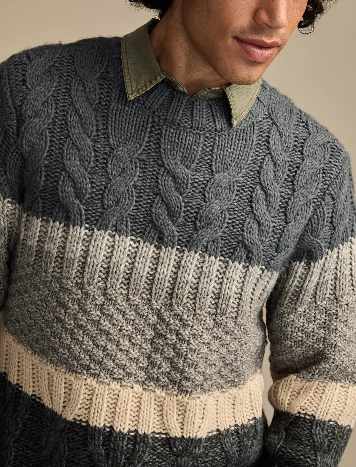 Buzo de hombre con cuello redondo a rayas