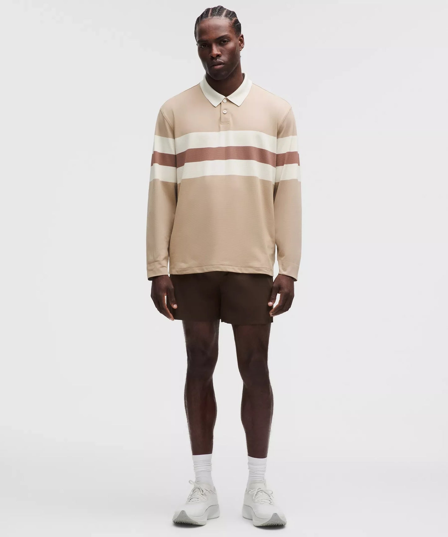 Polo de corte amplio