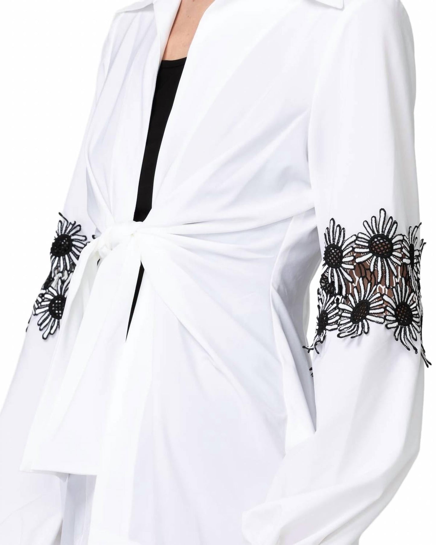 Camiseta sin mangas con bordado color negro y blanco