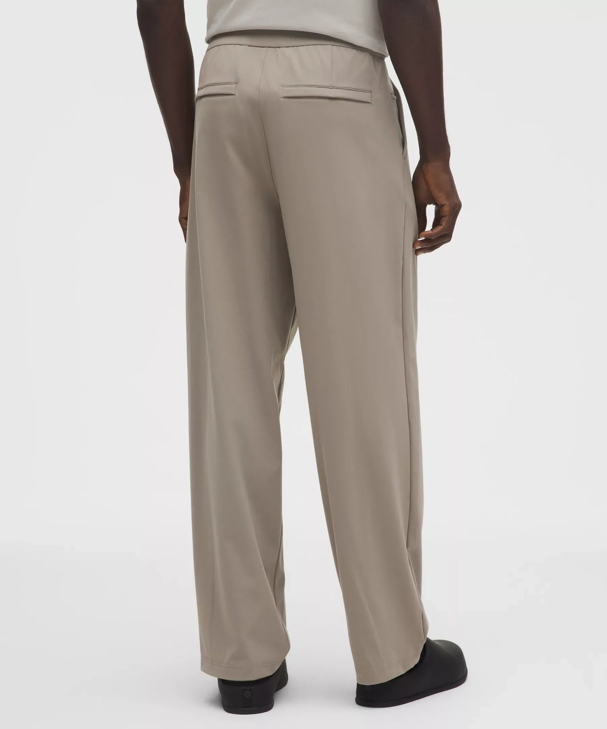 Pantalón de hombre de corte amplio con pliegues