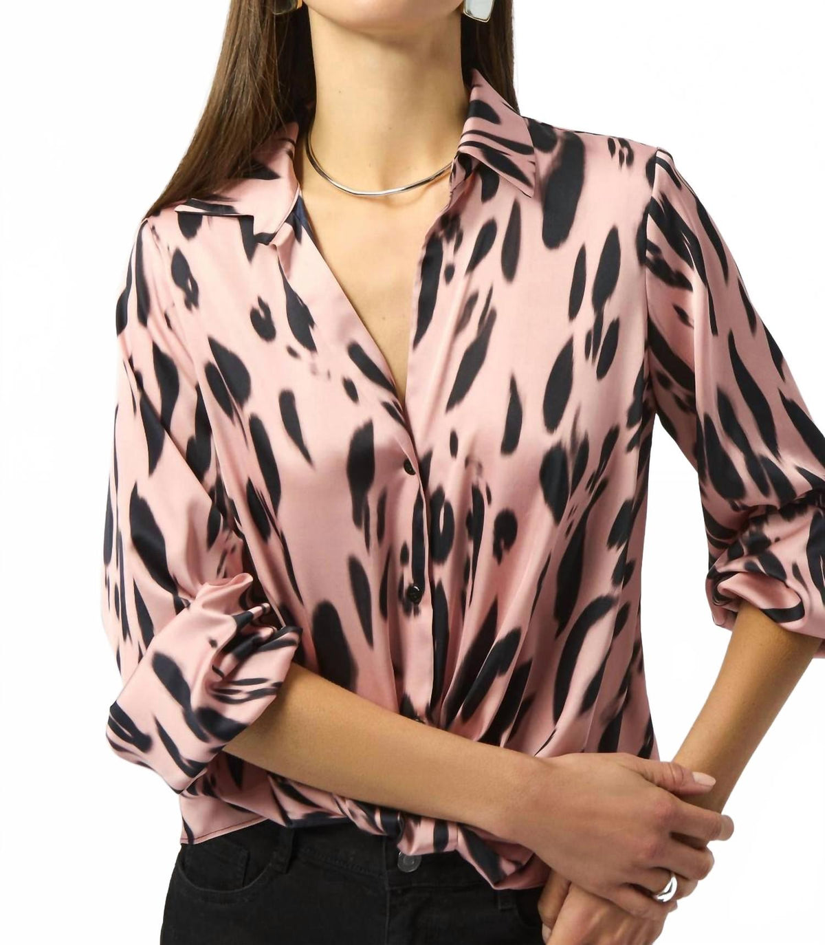 Top de satén con estampado animal color negro y rosado