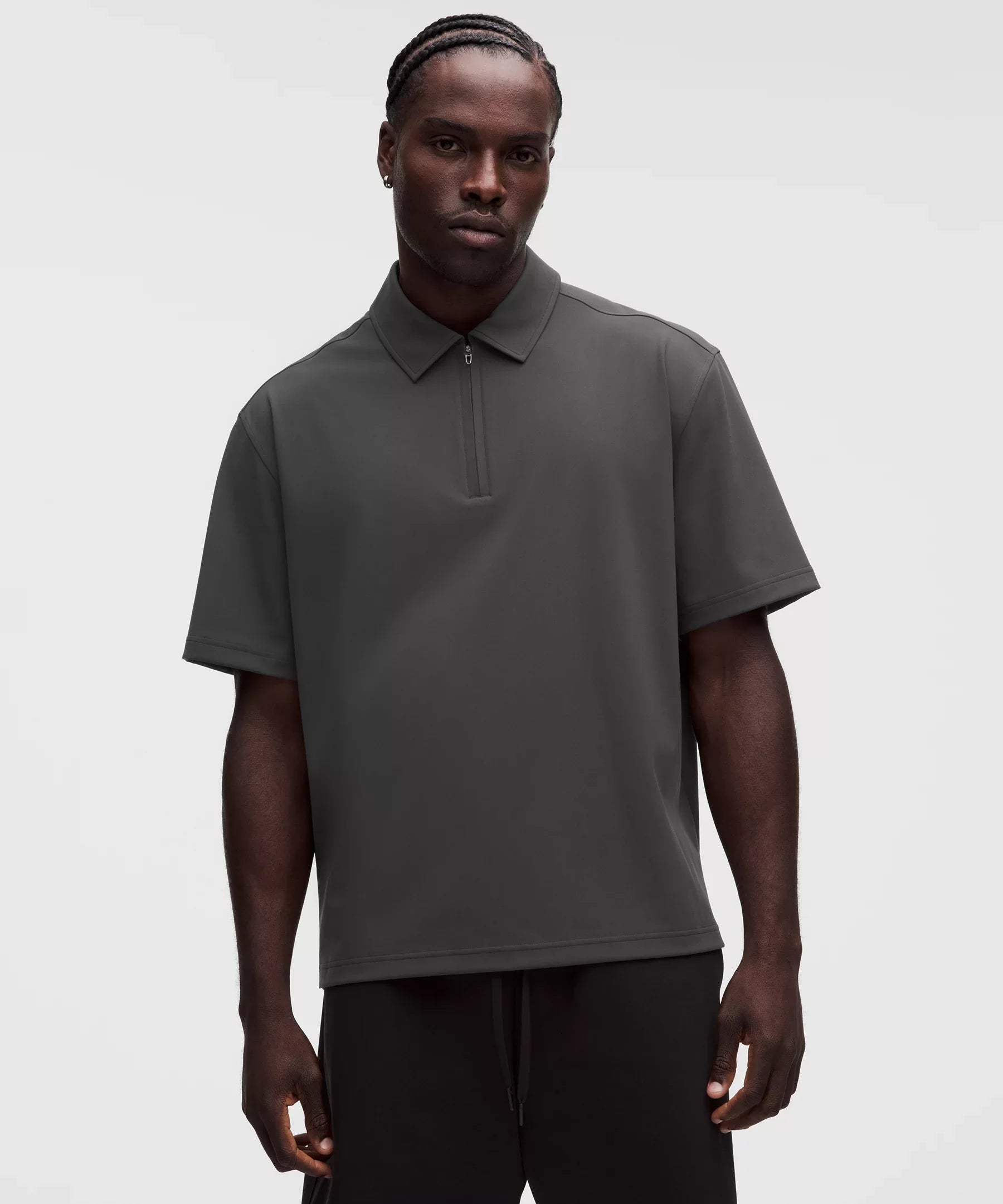 Polo de corte amplio