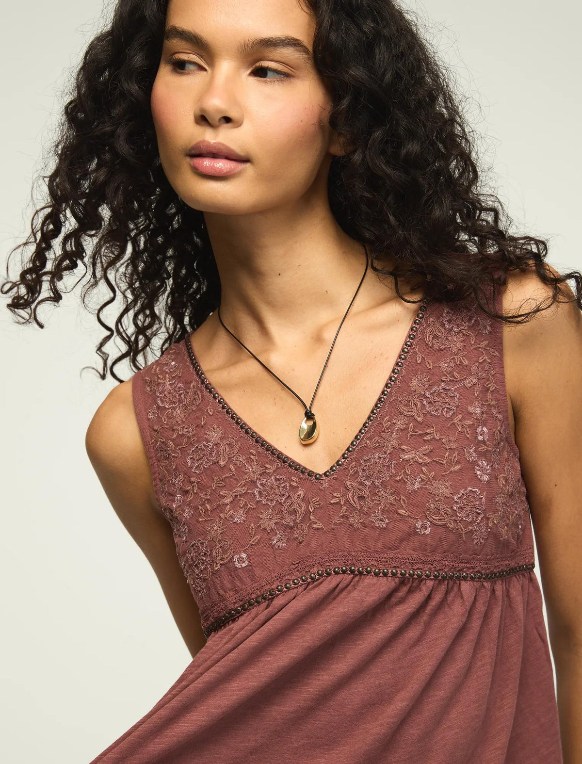 Camiseta sin mangas de mujer con cuello en V con bordado